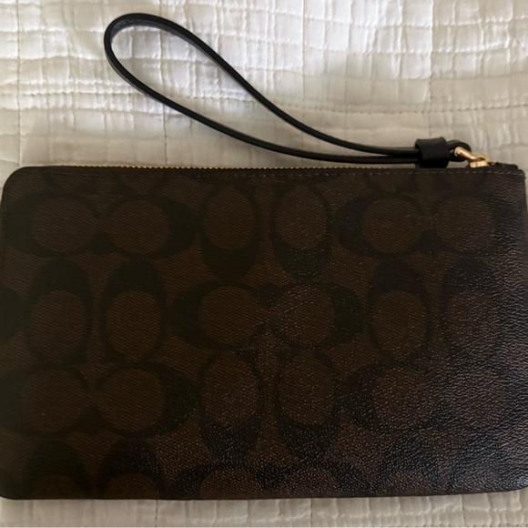 ❤️Coach Dark Brown Signature Wristlet new without tags - Picture 2 of 3